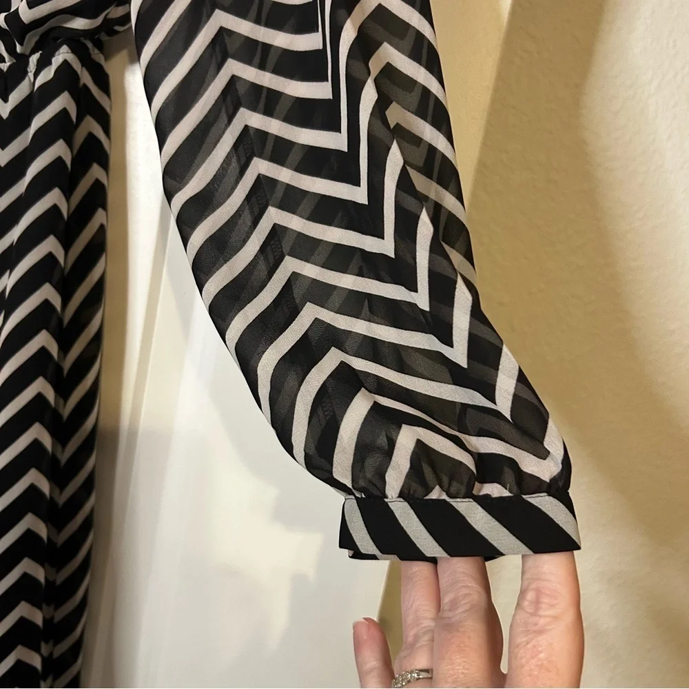 Express Women’s Black and White Chevron Dress Size Medium - Picture 3 of 6